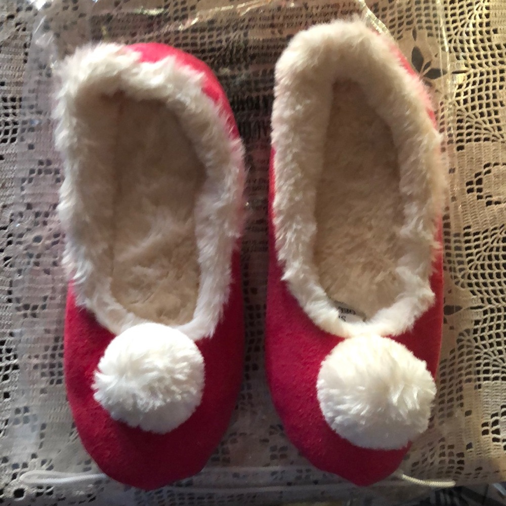 Avon Beautiful Pink Pom Pom Slippers